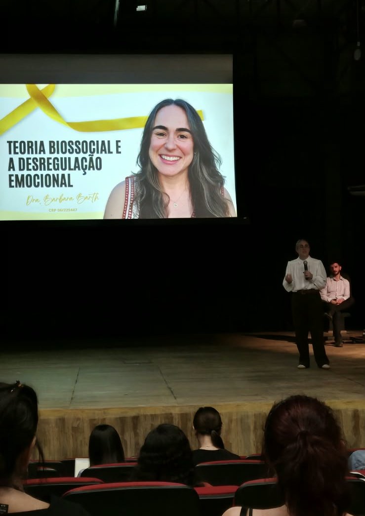 Barbara Barth apresentando a palestra Teoria biossocial e a desregulação emocional no Teatro do Campus da USP